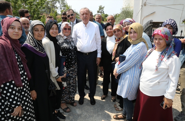 Cumhurbaşkanı Erdoğan cuma namazı sonrası vatandaşlarla bir araya geldi